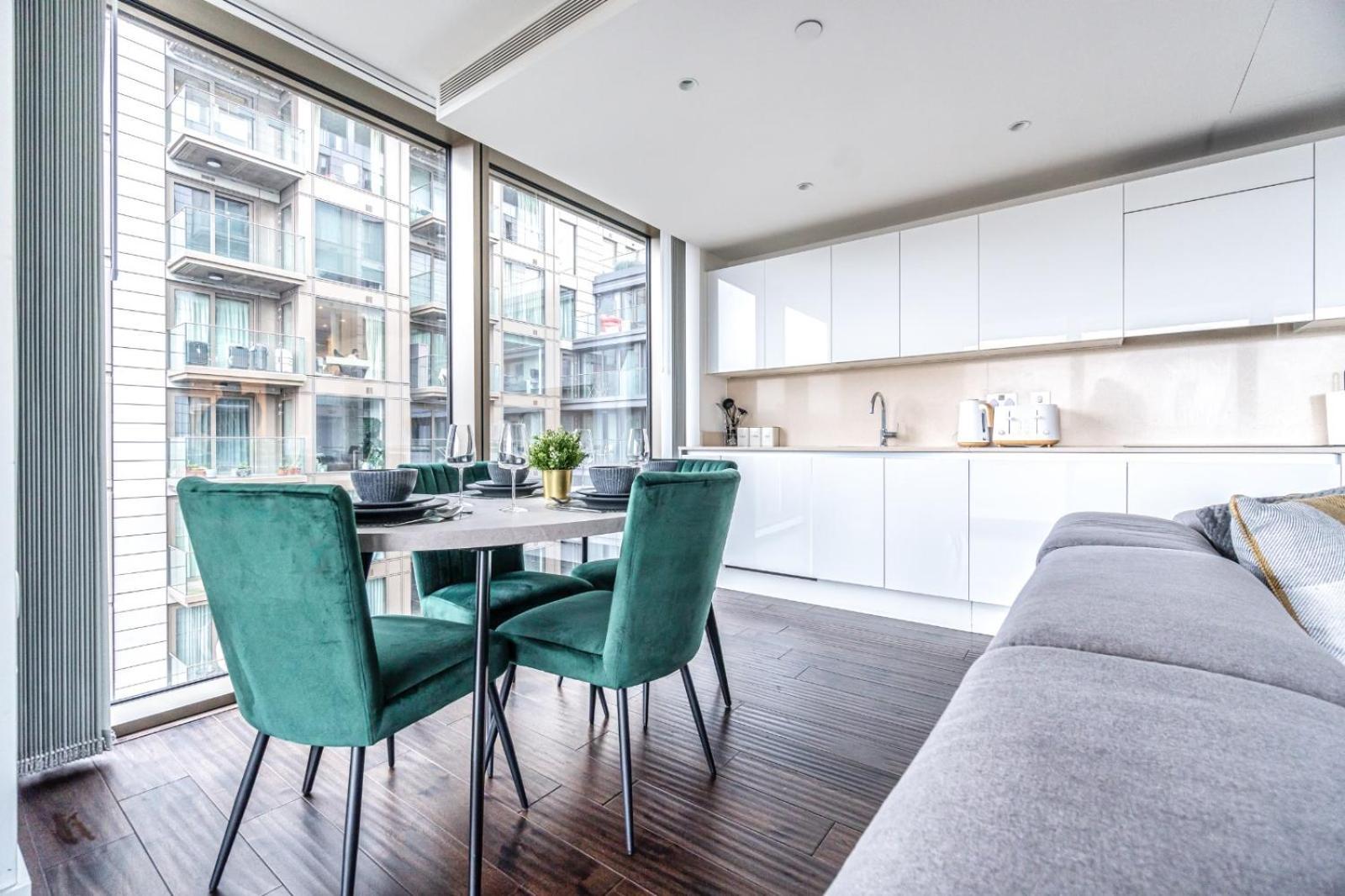 Stunning 2 Bedroom In Tower Hill Apartment *