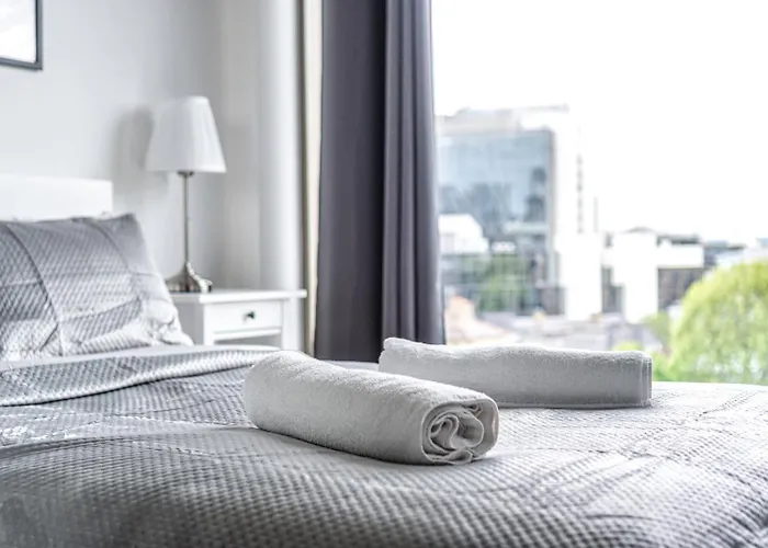 Stunning 2 Bedroom Apartment In Tower Hill