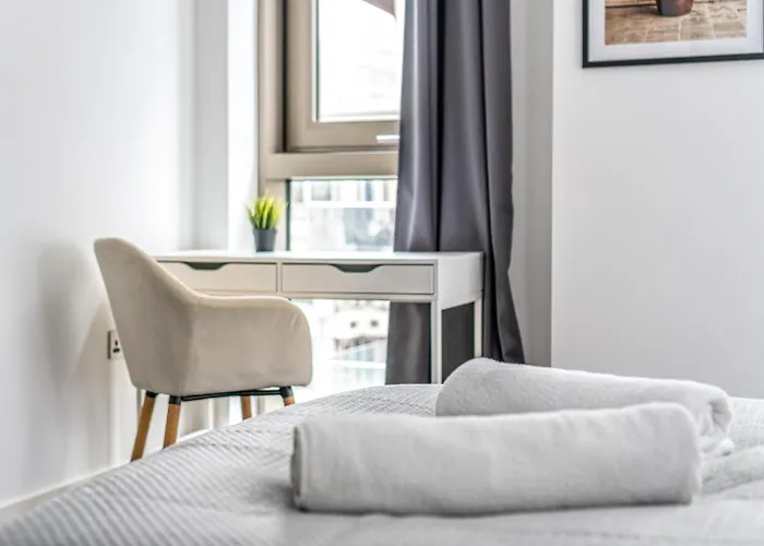 Stunning 2 Bedroom Apartment In Tower Hill