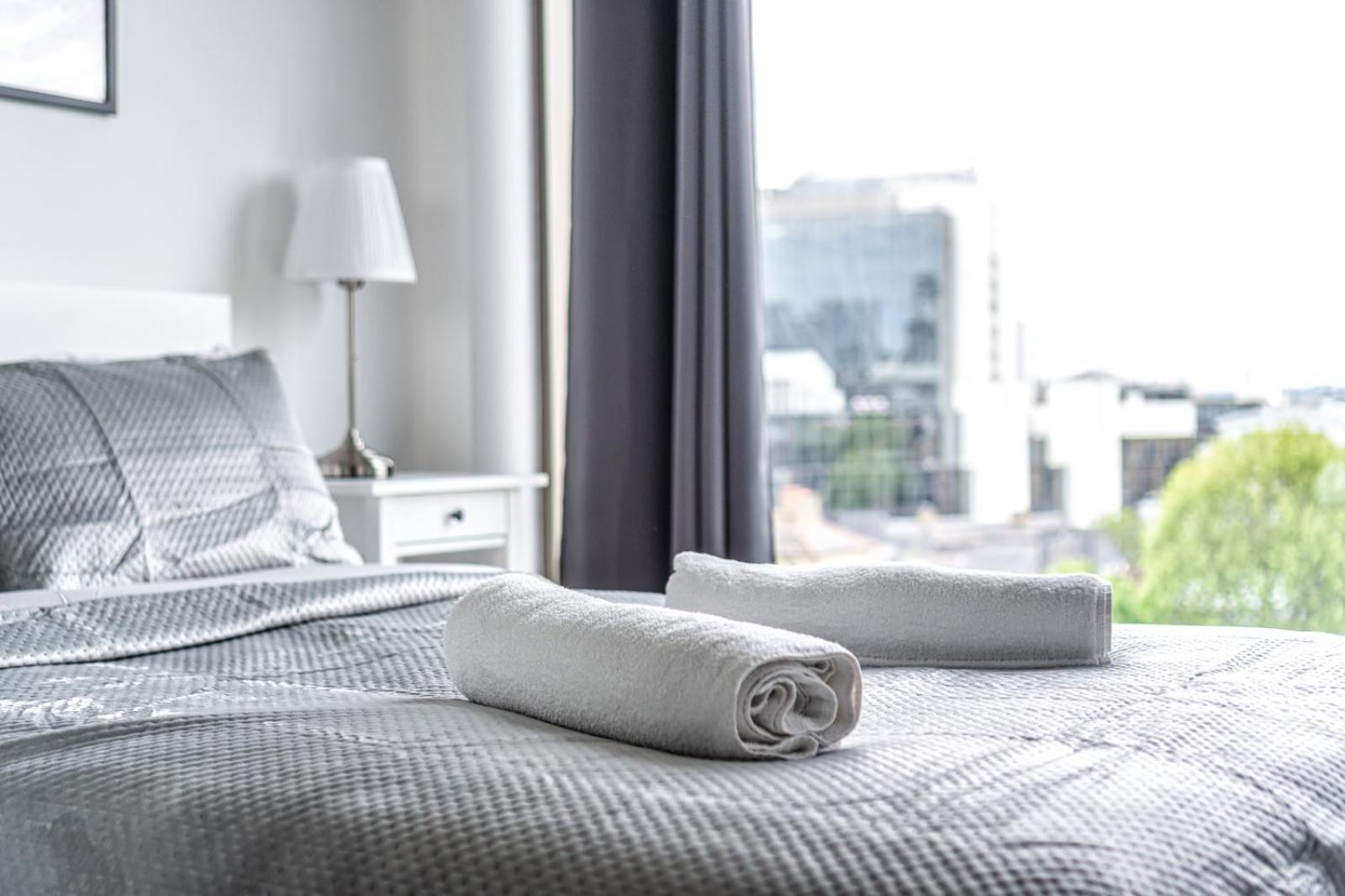 Stunning 2 Bedroom In Tower Hill Apartment *